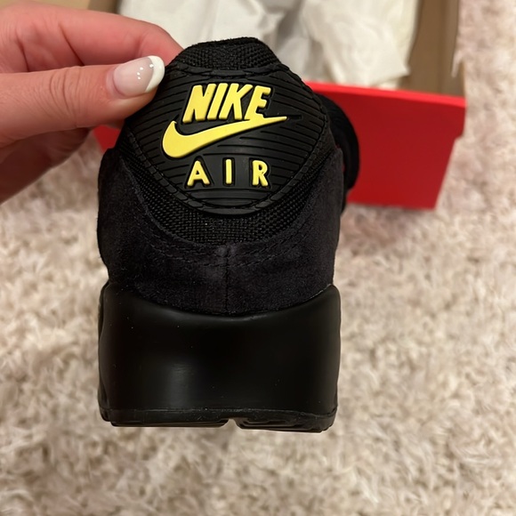 Never worn: Nike Air Max 90 Black Yellow Strike Metallic Cool Grey - Picture 4 of 10